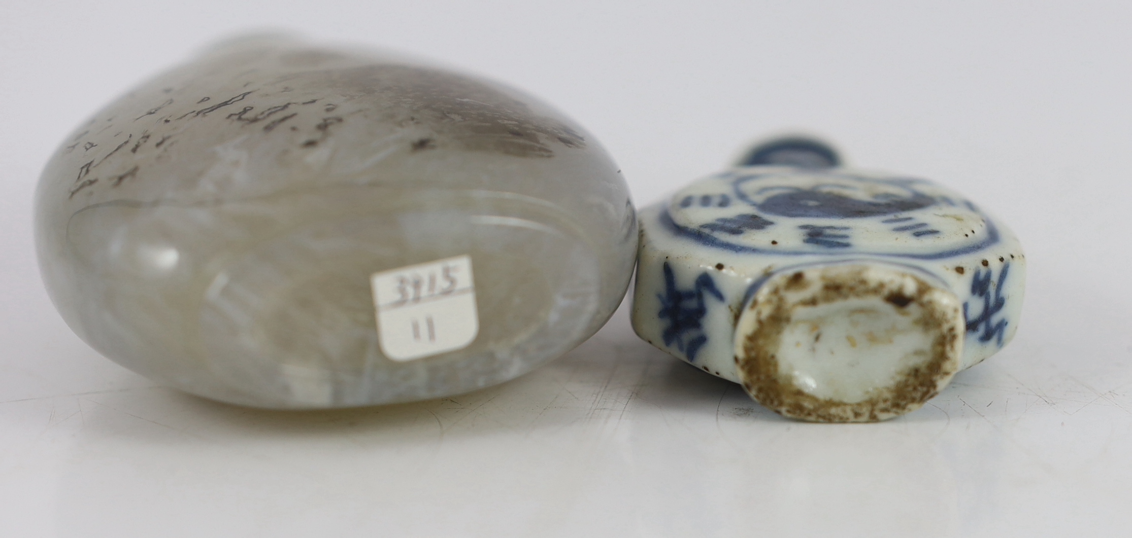 A Chinese agate snuff bottle, 6.6cm and a blue and white eight trigrams snuff bottle, 19th/20th century